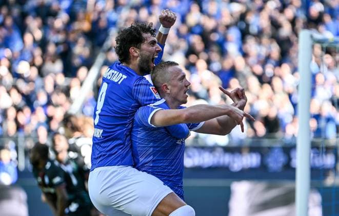 28.09.2024, xfux, Fussball 2.Bundesliga, SV Darmstadt 98 - 1.FC Magdeburg, v.l. Fraser Hornby (SV Darmstadt 98), Torschuetze Torschütze Isac Lidberg (SV Darmstadt 98) Torjubel, Jubel, Goal celebration, celebrate the goal zum 1:0 jubelnd bejubelt jubelt jubeln Jubel (DFL DFB REGULATIONS PROHIBIT ANY USE OF PHOTOGRAPHS as IMAGE SEQUENCES and or QUASI-VIDEO. Eine Lizenzierung des Lichtbildwerkes an und oder durch den SV Darmstadt 1898 e.V. sowie Tochterunternehmen ist nicht gestattet. No release of or sale to SV Darmstadt 1898 e.V.)) Darmstadt