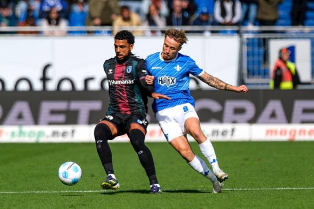 Xavier Amaechi (1. FC Magdeburg, 20) im Zweikampf mit Luca Marseiler (SV Darmstadt 98, 08), GER, SV Darmstadt 98 vs. 1. FC Magdeburg, Fussball, 2. Bundesliga, 7. Spieltag, Saison 2024 2025, 28.09.2024. DFL REGULATIONS PROHIBIT ANY USE OF PHOTOGRAPHS as IMAGE SEQUENCES and or QUASI-VIDEO. GER, SV Darmstadt 98 vs. 1. FC Magdeburg, Fussball, 2. Bundesliga, 7. Spieltag, Saison 2024 2025, 28.09.2024. Darmsatdt