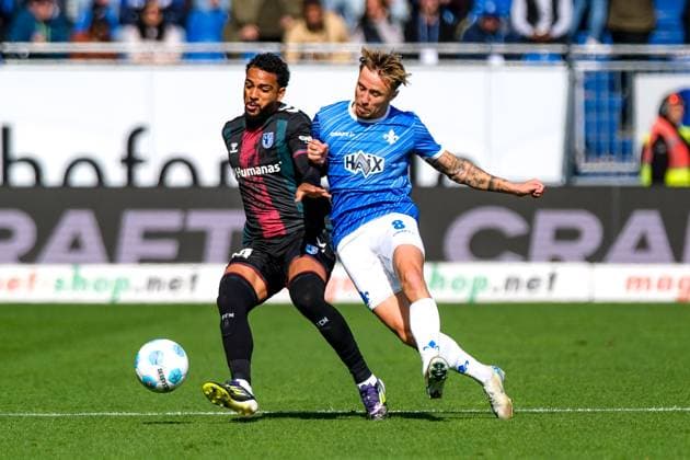 Xavier Amaechi (1. FC Magdeburg, 20) im Zweikampf mit Luca Marseiler (SV Darmstadt 98, 08), GER, SV Darmstadt 98 vs. 1. FC Magdeburg, Fussball, 2. Bundesliga, 7. Spieltag, Saison 2024 2025, 28.09.2024. DFL REGULATIONS PROHIBIT ANY USE OF PHOTOGRAPHS as IMAGE SEQUENCES and or QUASI-VIDEO. GER, SV Darmstadt 98 vs. 1. FC Magdeburg, Fussball, 2. Bundesliga, 7. Spieltag, Saison 2024 2025, 28.09.2024. Darmsatdt