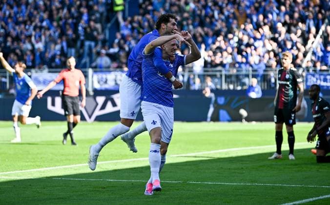 28.09.2024, xfux, Fussball 2.Bundesliga, SV Darmstadt 98 - 1.FC Magdeburg, v.l. Fraser Hornby (SV Darmstadt 98), Torschuetze Torschütze Isac Lidberg (SV Darmstadt 98) Torjubel, Jubel, Goal celebration, celebrate the goal zum 1:0 jubelnd bejubelt jubelt jubeln Jubel (DFL DFB REGULATIONS PROHIBIT ANY USE OF PHOTOGRAPHS as IMAGE SEQUENCES and or QUASI-VIDEO. Eine Lizenzierung des Lichtbildwerkes an und oder durch den SV Darmstadt 1898 e.V. sowie Tochterunternehmen ist nicht gestattet. No release of or sale to SV Darmstadt 1898 e.V.)) Darmstadt