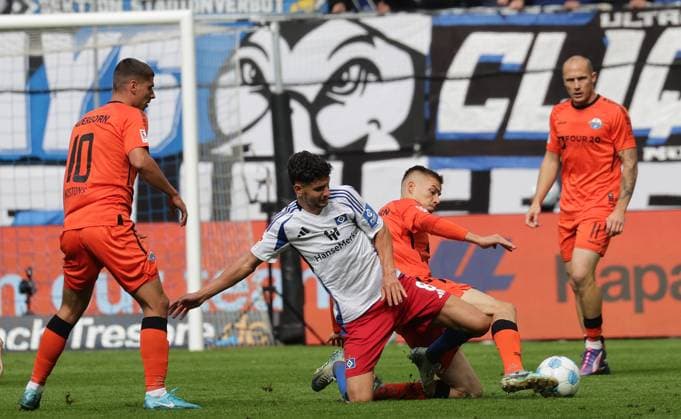 Daniel Elfadli (HSV), Filip Bilbija (SC Paderborn 07) Fussball, Herren, Saison 2024 2025, 2.BL, Volksparkstadion, Hamburger SV gegen SC Paderborn DFL REGULATIONS PROHIBIT ANY USE OF PHOTOGRAPHS AS IMAGE SEQUENCES AND OR QUASI-VIDEO.