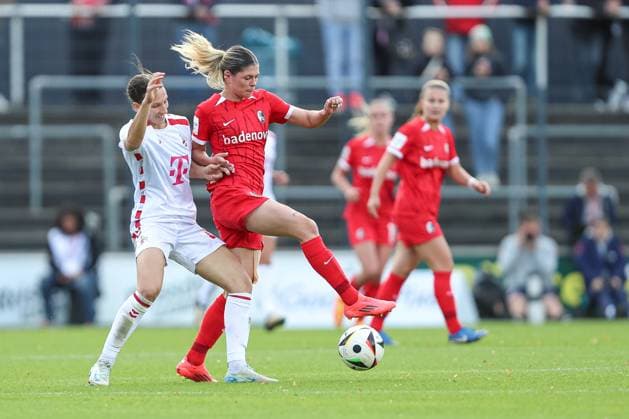 Sara Agrez (1. FC Koeln) und Eileen Campbell (SC Freiburg) im Zweikampf waehrend des Spiels der 1. Frauen Bundesliga zwischen 1.FC Köln und SC Freiburg, Franz-Kremer-Stadion am 28. September 2024 in Köln, Deutschland. (Foto von Oliver Kaelke DeFodi Images) +++ Sara Agrez (1. FC Koeln) und Eileen Campbell (SC Freiburg) battle for the ball during the Woman Bundesliga match between 1.FC Köln and SC Freiburg at Franz-Kremer-Stadion on September 28, 2024 in Köln, Germany. (Photo by Oliver Kaelke DeFodi Images) DFL regulations prohibit any use of photographs as image sequences and or quasi-video. Defodi-003_678_2024_09_28_OK_KOESCF_1162_1