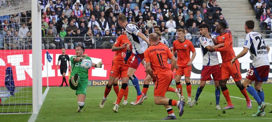 Sebastian Schonlau (HSV) scheitert an Torhueter Pelle Boevink (SC Paderborn 07) Fussball, Herren, Saison 2024 2025, 2.BL, Volksparkstadion, Hamburger SV gegen SC Paderborn DFL REGULATIONS PROHIBIT ANY USE OF PHOTOGRAPHS AS IMAGE SEQUENCES AND OR QUASI-VIDEO.