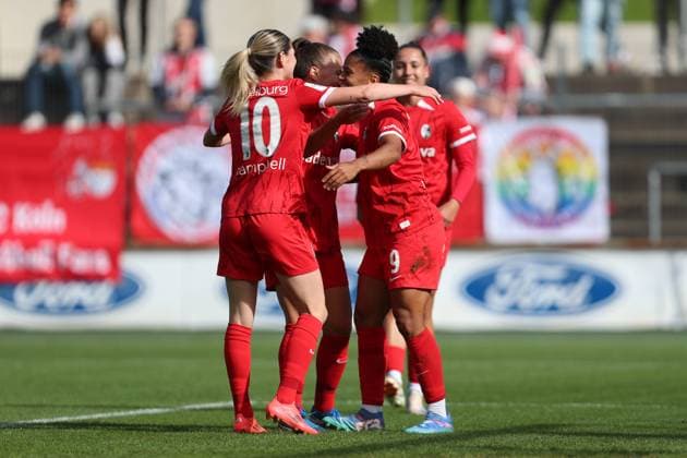 Shekiera Martinez (SC Freiburg) Torjubel,jubelt mit ihrer Mannschaft nach dem Treffer zum 0:1 waehrend des Spiels der 1. Frauen Bundesliga zwischen 1.FC Köln und SC Freiburg, Franz-Kremer-Stadion am 28. September 2024 in Köln, Deutschland. (Foto von Oliver Kaelke DeFodi Images) +++ Shekiera Martinez (SC Freiburg) celebrates after scoring her team s first goal with teammates during the Woman Bundesliga match between 1.FC Köln and SC Freiburg at Franz-Kremer-Stadion on September 28, 2024 in Köln, Germany. (Photo by Oliver Kaelke DeFodi Images) DFL regulations prohibit any use of photographs as image sequences and or quasi-video. Defodi-003_678_2024_09_28_OK_KOESCF_0255