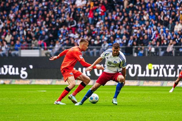 Filip Bilbija (SC Paderborn, 07), Jonas Meffert (Hamburger SV, 23) GER, Hamburger SV vs. SC Paderborn 07, Fussball, 2. Bundesliga, Spieltag 7, Saison 2024 2025, 28.09.2024 DFL REGULATIONS PROHIBIT ANY USE OF PHOTOGRAPHS AS IMAGE SEQUENCES AND OR QUASI-VIDEO GER, Hamburger SV vs. SC Paderborn 07, Fussball, 2. Bundesliga, Spieltag 7, Saison 2024 2025, 28.09.2024 Hamburg