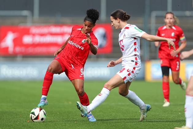 Shekiera Martinez (SC Freiburg) und Sara Agrez (1. FC Koeln) im Zweikampf waehrend des Spiels der 1. Frauen Bundesliga zwischen 1.FC Köln und SC Freiburg, Franz-Kremer-Stadion am 28. September 2024 in Köln, Deutschland. (Foto von Oliver Kaelke DeFodi Images) +++ Shekiera Martinez (SC Freiburg) und Sara Agrez (1. FC Koeln) battle for the ball during the Woman Bundesliga match between 1.FC Köln and SC Freiburg at Franz-Kremer-Stadion on September 28, 2024 in Köln, Germany. (Photo by Oliver Kaelke DeFodi Images) DFL regulations prohibit any use of photographs as image sequences and or quasi-video. Defodi-003_678_2024_09_28_OK_KOESCF_0912