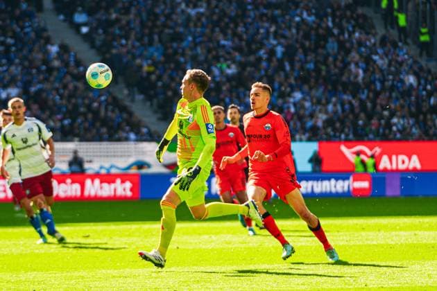 Matheo Raab (Hamburger SV, 19), Filip Bilbija (SC Paderborn, 07) GER, Hamburger SV vs. SC Paderborn 07, Fussball, 2. Bundesliga, Spieltag 7, Saison 2024 2025, 28.09.2024 DFL REGULATIONS PROHIBIT ANY USE OF PHOTOGRAPHS AS IMAGE SEQUENCES AND OR QUASI-VIDEO GER, Hamburger SV vs. SC Paderborn 07, Fussball, 2. Bundesliga, Spieltag 7, Saison 2024 2025, 28.09.2024 Hamburg