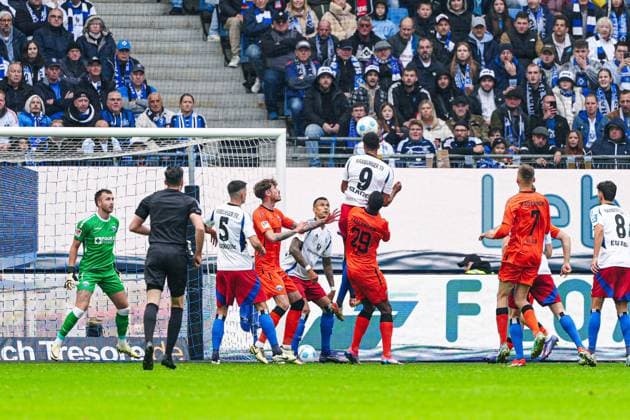 Torschuss Torchance per Kopfball Robert Glatzel (Hamburger SV, 09) GER, Hamburger SV vs. SC Paderborn 07, Fussball, 2. Bundesliga, Spieltag 7, Saison 2024 2025, 28.09.2024 DFL REGULATIONS PROHIBIT ANY USE OF PHOTOGRAPHS AS IMAGE SEQUENCES AND OR QUASI-VIDEO GER, Hamburger SV vs. SC Paderborn 07, Fussball, 2. Bundesliga, Spieltag 7, Saison 2024 2025, 28.09.2024 Hamburg