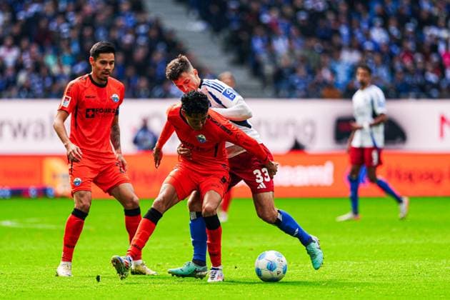Mika Baur (SC Paderborn, 09), Noah Katterbach (Hamburger SV, 33) GER, Hamburger SV vs. SC Paderborn 07, Fussball, 2. Bundesliga, Spieltag 7, Saison 2024 2025, 28.09.2024 DFL REGULATIONS PROHIBIT ANY USE OF PHOTOGRAPHS AS IMAGE SEQUENCES AND OR QUASI-VIDEO GER, Hamburger SV vs. SC Paderborn 07, Fussball, 2. Bundesliga, Spieltag 7, Saison 2024 2025, 28.09.2024 Hamburg