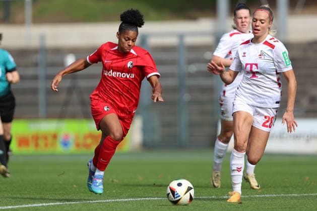 Shekiera Martinez (SC Freiburg) und Janina Hechler (1. FC Koeln) im Zweikampf waehrend des Spiels der 1. Frauen Bundesliga zwischen 1.FC Köln und SC Freiburg, Franz-Kremer-Stadion am 28. September 2024 in Köln, Deutschland. (Foto von Oliver Kaelke DeFodi Images) +++ Shekiera Martinez (SC Freiburg) und Janina Hechler (1. FC Koeln) battle for the ball during the Woman Bundesliga match between 1.FC Köln and SC Freiburg at Franz-Kremer-Stadion on September 28, 2024 in Köln, Germany. (Photo by Oliver Kaelke DeFodi Images) DFL regulations prohibit any use of photographs as image sequences and or quasi-video. Defodi-003_678_2024_09_28_OK_KOESCF_0171