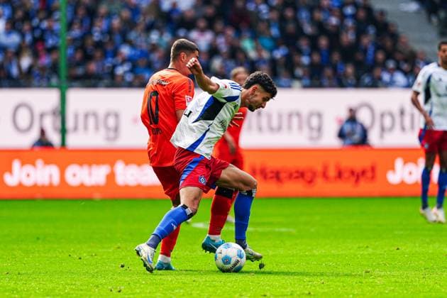 Koen Kostons (SC Paderborn, 10), Daniel Elfadli (Hamburger SV, 08) GER, Hamburger SV vs. SC Paderborn 07, Fussball, 2. Bundesliga, Spieltag 7, Saison 2024 2025, 28.09.2024 DFL REGULATIONS PROHIBIT ANY USE OF PHOTOGRAPHS AS IMAGE SEQUENCES AND OR QUASI-VIDEO GER, Hamburger SV vs. SC Paderborn 07, Fussball, 2. Bundesliga, Spieltag 7, Saison 2024 2025, 28.09.2024 Hamburg
