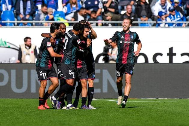 Livan Burcu (1. FC Magdeburg, 29) und Team bejubeln das Tor zum 1:1, GER, SV Darmstadt 98 vs. 1. FC Magdeburg, Fussball, 2. Bundesliga, 7. Spieltag, Saison 2024 2025, 28.09.2024. DFL REGULATIONS PROHIBIT ANY USE OF PHOTOGRAPHS as IMAGE SEQUENCES and or QUASI-VIDEO. GER, SV Darmstadt 98 vs. 1. FC Magdeburg, Fussball, 2. Bundesliga, 7. Spieltag, Saison 2024 2025, 28.09.2024. Darmsatdt