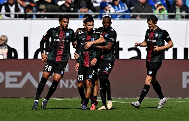 28.09.2024, xfux, Fussball 2.Bundesliga, SV Darmstadt 98 - 1.FC Magdeburg, v.l. Jason Ceka (1.FC Magdeburg), Livan Burcu (1.FC Magdeburg) und Spieler 1.FC Magdeburg Torjubel, Jubel, Goal celebration, celebrate the goal zum 1:1 jubelnd bejubelt jubelt jubeln Jubel (DFL DFB REGULATIONS PROHIBIT ANY USE OF PHOTOGRAPHS as IMAGE SEQUENCES and or QUASI-VIDEO. Eine Lizenzierung des Lichtbildwerkes an und oder durch den SV Darmstadt 1898 e.V. sowie Tochterunternehmen ist nicht gestattet. No release of or sale to SV Darmstadt 1898 e.V.)) Darmstadt