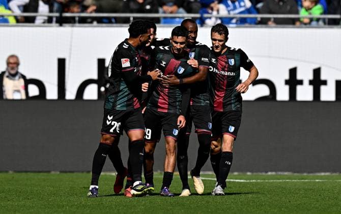 28.09.2024, xfux, Fussball 2.Bundesliga, SV Darmstadt 98 - 1.FC Magdeburg, v.l. Jason Ceka (1.FC Magdeburg), Livan Burcu (1.FC Magdeburg) und Spieler 1.FC Magdeburg Torjubel, Jubel, Goal celebration, celebrate the goal zum 1:1 jubelnd bejubelt jubelt jubeln Jubel (DFL DFB REGULATIONS PROHIBIT ANY USE OF PHOTOGRAPHS as IMAGE SEQUENCES and or QUASI-VIDEO. Eine Lizenzierung des Lichtbildwerkes an und oder durch den SV Darmstadt 1898 e.V. sowie Tochterunternehmen ist nicht gestattet. No release of or sale to SV Darmstadt 1898 e.V.)) Darmstadt