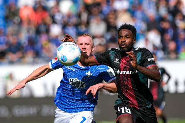 Isac Lidberg (SV Darmstadt 98, 07) im Zweikampf mit Daniel Heber (1. FC Magdeburg, 15), GER, SV Darmstadt 98 vs. 1. FC Magdeburg, Fussball, 2. Bundesliga, 7. Spieltag, Saison 2024 2025, 28.09.2024. DFL REGULATIONS PROHIBIT ANY USE OF PHOTOGRAPHS as IMAGE SEQUENCES and or QUASI-VIDEO. GER, SV Darmstadt 98 vs. 1. FC Magdeburg, Fussball, 2. Bundesliga, 7. Spieltag, Saison 2024 2025, 28.09.2024. Darmsatdt