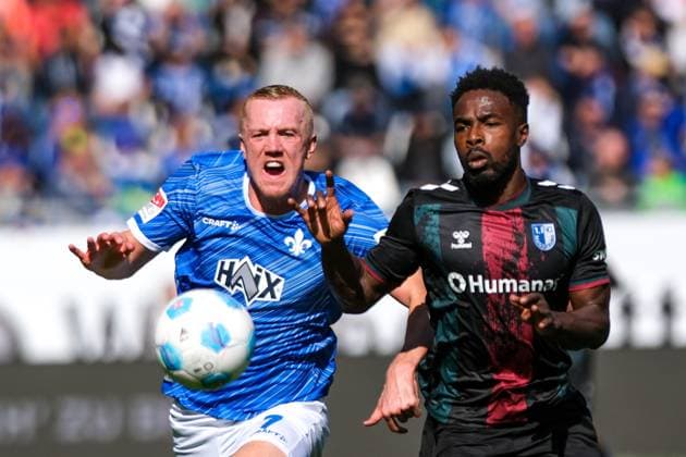 Isac Lidberg (SV Darmstadt 98, 07) im Zweikampf mit Daniel Heber (1. FC Magdeburg, 15), GER, SV Darmstadt 98 vs. 1. FC Magdeburg, Fussball, 2. Bundesliga, 7. Spieltag, Saison 2024 2025, 28.09.2024. DFL REGULATIONS PROHIBIT ANY USE OF PHOTOGRAPHS as IMAGE SEQUENCES and or QUASI-VIDEO. GER, SV Darmstadt 98 vs. 1. FC Magdeburg, Fussball, 2. Bundesliga, 7. Spieltag, Saison 2024 2025, 28.09.2024. Darmsatdt