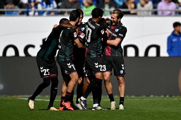 28.09.2024, xfux, Fussball 2.Bundesliga, SV Darmstadt 98 - 1.FC Magdeburg, v.l. Jason Ceka (1.FC Magdeburg), Livan Burcu (1.FC Magdeburg) und Spieler 1.FC Magdeburg Torjubel, Jubel, Goal celebration, celebrate the goal zum 1:1 jubelnd bejubelt jubelt jubeln Jubel (DFL DFB REGULATIONS PROHIBIT ANY USE OF PHOTOGRAPHS as IMAGE SEQUENCES and or QUASI-VIDEO. Eine Lizenzierung des Lichtbildwerkes an und oder durch den SV Darmstadt 1898 e.V. sowie Tochterunternehmen ist nicht gestattet. No release of or sale to SV Darmstadt 1898 e.V.)) Darmstadt