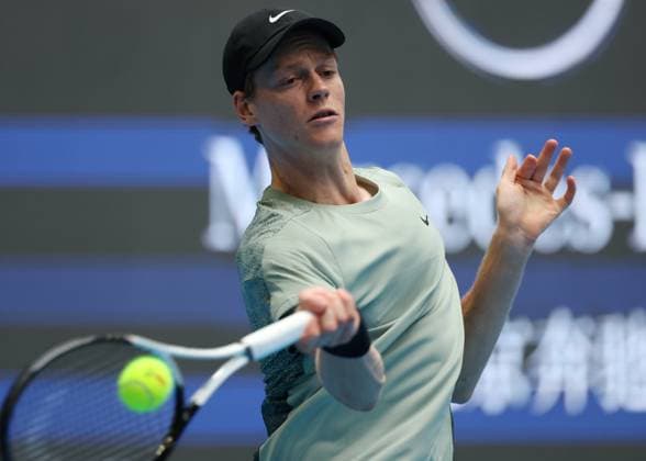 Sport Bilder des Tages (240928) -- BEIJING, Sept. 28, 2024 -- Jannik Sinner hits a return during the men s singles second round match between Jannik Sinner of Italy and Roman Safiullin of Russia at 2024 China Open tennis tournament in Beijing, capital of China, Sept. 28, 2024. ) (SP)CHINA-BEIJING-TENNIS-CHINA OPEN-MEN S SINGLES (CN) ZhangxChenlin 