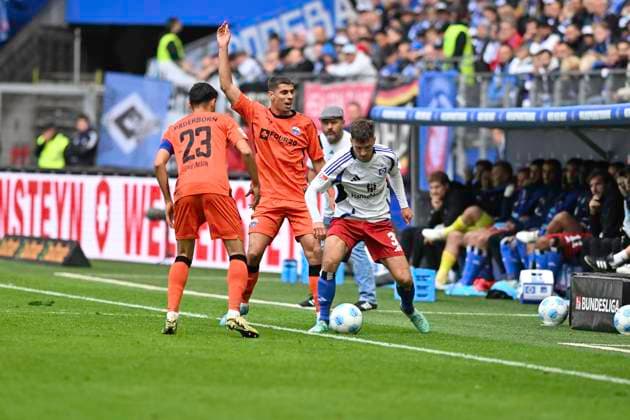 GER; 2. FBL,, Hamburger SV vs SC Paderborn 07 28.09.2024, Volksparkstadion, Hamburg, GER; 2. FBL, Hamburger SV vs SC Paderborn 07 im Bild Noah Katterbach (Hamburg 33) versucht sich gegen Koen Kostons (Paderborn 10) durchzusetzen