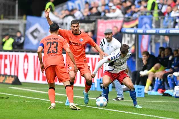 GER; 2. FBL,, Hamburger SV vs SC Paderborn 07 28.09.2024, Volksparkstadion, Hamburg, GER; 2. FBL, Hamburger SV vs SC Paderborn 07 im Bild Noah Katterbach (Hamburg 33) versucht sich gegen Koen Kostons (Paderborn 10) durchzusetzen