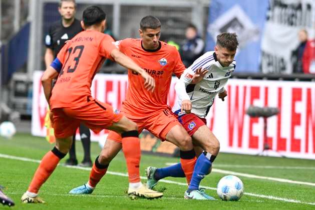 GER; 2. FBL,, Hamburger SV vs SC Paderborn 07 28.09.2024, Volksparkstadion, Hamburg, GER; 2. FBL, Hamburger SV vs SC Paderborn 07 im Bild Noah Katterbach (Hamburg 33) versucht sich gegen Koen Kostons (Paderborn 10) durchzusetzen