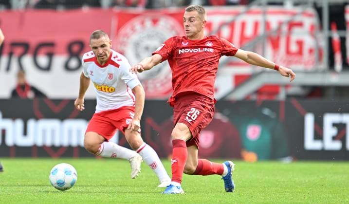 28.09.2024 - Fussball - Saison 2024 2025 - 2. Fussball - Bundesliga - 07. Spieltag: SSV Jahn Regensburg - 1. FC Kaiserslautern Lautern FCK ( Rote Teulfel ) - Sportfoto Zink - xwoxzix - DFL regulations prohibit any use of photographs as image sequences and or quasi-video - only for editorial use - Andreas Geipl (8, SSV Jahn Regensburg ) Filip Kaloc (26, 1. FC Kaiserslautern FCK )