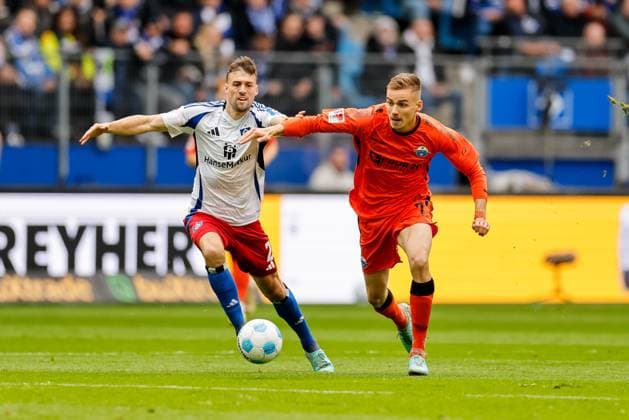 Hamburg, 28. September 2024 - Fußball, 2. Bundesliga 2024 25, Hamburger SV - SC Paderborn 07: Jonas Meffert (Hamburger SV, 23), Filip Bilbija (SC Paderborn 07, 7) DFL REGULATIONS PROHIBIT ANY USE OF PHOTOGRAPHS AS IMAGE SEQUENCES AND OR QUASI-VIDEO.