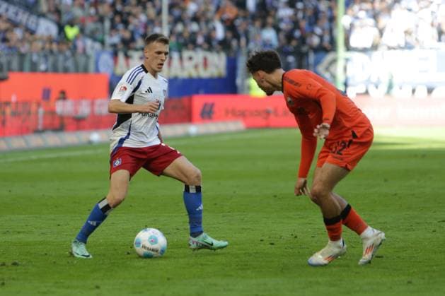 GER,Hamburg, Fussball, DFB, Hamburger SV vs SC Paderborn, im Hamburger Volksparkstadion , 28.09.2024, v.l. Emir Sahiti ( Hamburger SV) in aktion, in action DFL regulations prohibit any use of photographs as image sequences and or quasi-video.