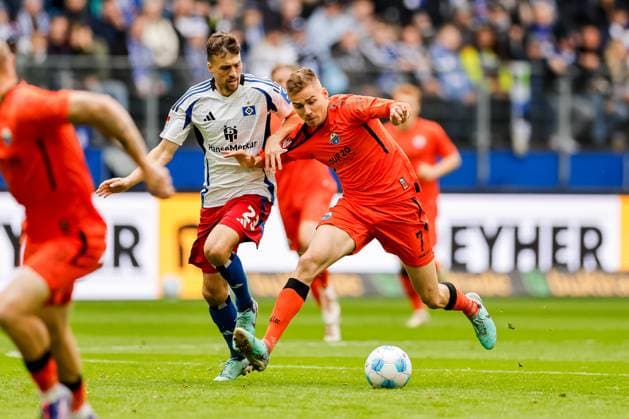 Hamburg, 28. September 2024 - Fußball, 2. Bundesliga 2024 25, Hamburger SV - SC Paderborn 07: Jonas Meffert (Hamburger SV, 23), Filip Bilbija (SC Paderborn 07, 7) DFL REGULATIONS PROHIBIT ANY USE OF PHOTOGRAPHS AS IMAGE SEQUENCES AND OR QUASI-VIDEO.