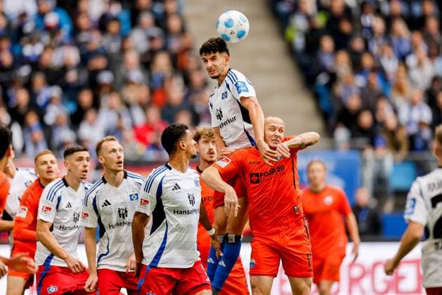 Sport Bilder des Tages Hamburg, 28. September 2024 - Fußball, 2. Bundesliga 2024 25, Hamburger SV - SC Paderborn 07: Daniel Elfadli (Hamburger SV, 8), Sven Michel (SC Paderborn 07, 11) DFL REGULATIONS PROHIBIT ANY USE OF PHOTOGRAPHS AS IMAGE SEQUENCES AND OR QUASI-VIDEO.