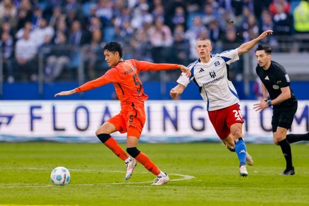 Hamburg, 28. September 2024 - Fußball, 2. Bundesliga 2024 25, Hamburger SV - SC Paderborn 07: Santiago Castaneda (SC Paderborn 07, 5), Miro Muheim (Hamburger SV, 28) DFL REGULATIONS PROHIBIT ANY USE OF PHOTOGRAPHS AS IMAGE SEQUENCES AND OR QUASI-VIDEO.