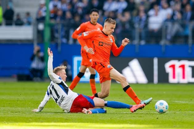 Hamburg, 28. September 2024 - Fußball, 2. Bundesliga 2024 25, Hamburger SV - SC Paderborn 07: Adam Karabec (Hamburger SV, 17), Filip Bilbija (SC Paderborn 07, 7) DFL REGULATIONS PROHIBIT ANY USE OF PHOTOGRAPHS AS IMAGE SEQUENCES AND OR QUASI-VIDEO.