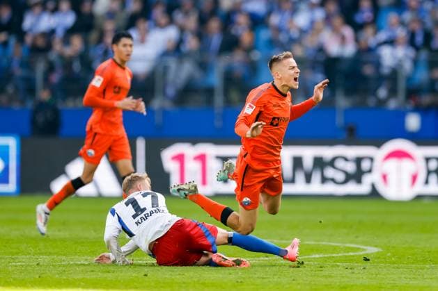 Hamburg, 28. September 2024 - Fußball, 2. Bundesliga 2024 25, Hamburger SV - SC Paderborn 07: Adam Karabec (Hamburger SV, 17), Filip Bilbija (SC Paderborn 07, 7) DFL REGULATIONS PROHIBIT ANY USE OF PHOTOGRAPHS AS IMAGE SEQUENCES AND OR QUASI-VIDEO.