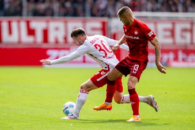 28.09.2024: Fußball, 2. Bundesliga: SSV Jahn Regensburg - 1. FC Kaiserslautern, Saison 2024 2025. Regensburgs Christian Kühlwetter (l) und Lautern Erik Wekesser kämpfen um den Ball. WICHTIGER HINWEIS: Gemäß den Vorgaben der DFL Deutsche Fußball Liga bzw. des DFB Deutscher Fußball-Bund ist es untersagt, in dem Stadion und oder vom Spiel angefertigte Fotoaufnahmen in Form von Sequenzbildern und oder videoähnlichen Fotostrecken zu verwerten bzw. verwerten zu lassen.