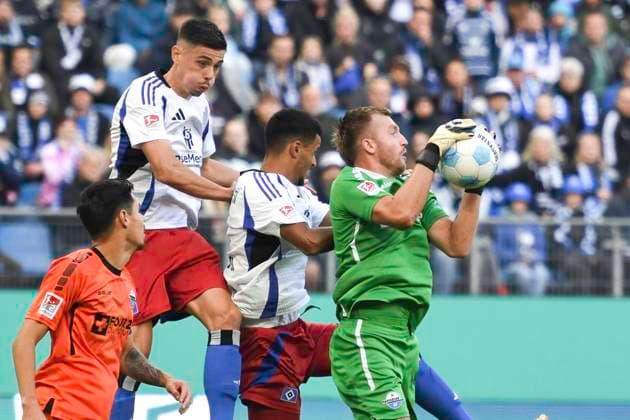 GER; 2. FBL,, Hamburger SV vs SC Paderborn 07 28.09.2024, Volksparkstadion, Hamburg, GER; 2. FBL, Hamburger SV vs SC Paderborn 07 im Bild Torhueter Pelle Boevink (Paderborn 01) verteidigt das Tor gegen Robert Glatzel (Hamburg 09)