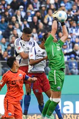 GER; 2. FBL,, Hamburger SV vs SC Paderborn 07 28.09.2024, Volksparkstadion, Hamburg, GER; 2. FBL, Hamburger SV vs SC Paderborn 07 im Bild Torhueter Pelle Boevink (Paderborn 01) verteidigt das Tor gegen Robert Glatzel (Hamburg 09)