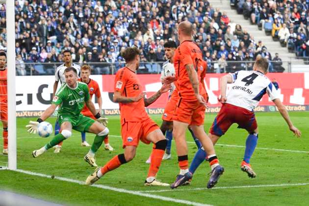 GER; 2. FBL,, Hamburger SV vs SC Paderborn 07 28.09.2024, Volksparkstadion, Hamburg, GER; 2. FBL, Hamburger SV vs SC Paderborn 07 im Bild Torhueter Pelle Boevink (Paderborn 01) verteidigt das Tor gegen Sebastian Schonlau (Hamburg 04)