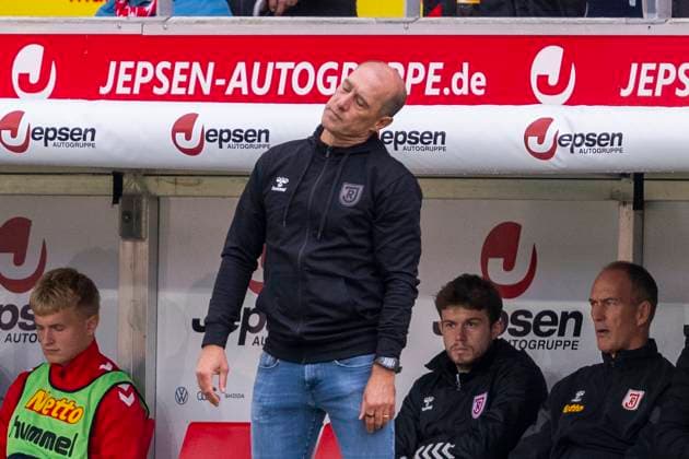 28.09.2024: Fußball, 2. Bundesliga: SSV Jahn Regensburg - 1. FC Kaiserslautern, Saison 2024 2025. Regensburgs Trainer Joe Enochs hält den Kopf schief. WICHTIGER HINWEIS: Gemäß den Vorgaben der DFL Deutsche Fußball Liga bzw. des DFB Deutscher Fußball-Bund ist es untersagt, in dem Stadion und oder vom Spiel angefertigte Fotoaufnahmen in Form von Sequenzbildern und oder videoähnlichen Fotostrecken zu verwerten bzw. verwerten zu lassen.