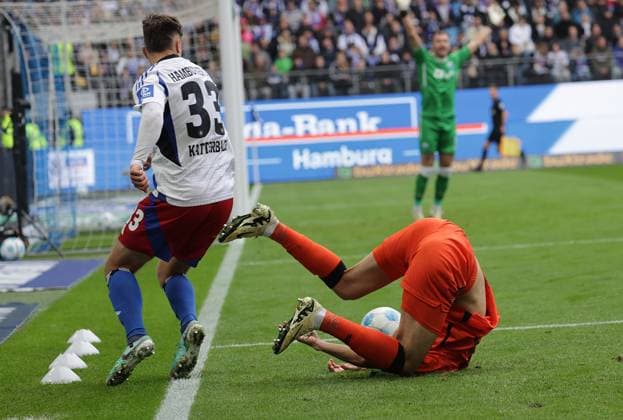 Noah Katterbach (HSV) Fussball, Herren, Saison 2024 2025, 2.BL, Volksparkstadion, Hamburger SV gegen SC Paderborn DFL REGULATIONS PROHIBIT ANY USE OF PHOTOGRAPHS AS IMAGE SEQUENCES AND OR QUASI-VIDEO.