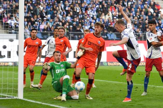 GER; 2. FBL,, Hamburger SV vs SC Paderborn 07 28.09.2024, Volksparkstadion, Hamburg, GER; 2. FBL, Hamburger SV vs SC Paderborn 07 im Bild Torhueter Pelle Boevink (Paderborn 01) verteidigt das Tor gegen Sebastian Schonlau (Hamburg 04)