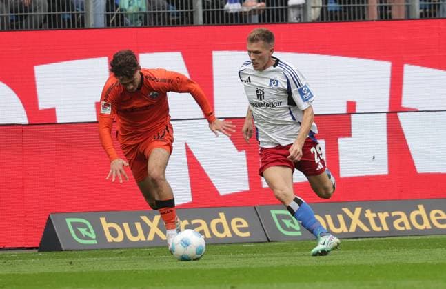 Aaron Zehnter (SC Paderborn 07), Emir Sahiti (HSV) Fussball, Herren, Saison 2024 2025, 2.BL, Volksparkstadion, Hamburger SV gegen SC Paderborn DFL REGULATIONS PROHIBIT ANY USE OF PHOTOGRAPHS AS IMAGE SEQUENCES AND OR QUASI-VIDEO.