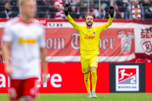 28.09.2024: Fußball, 2. Bundesliga: SSV Jahn Regensburg - 1. FC Kaiserslautern, Saison 2024 2025. Regensburgs Torwart Felix Gebhardt gibt Anweisungen. WICHTIGER HINWEIS: Gemäß den Vorgaben der DFL Deutsche Fußball Liga bzw. des DFB Deutscher Fußball-Bund ist es untersagt, in dem Stadion und oder vom Spiel angefertigte Fotoaufnahmen in Form von Sequenzbildern und oder videoähnlichen Fotostrecken zu verwerten bzw. verwerten zu lassen.