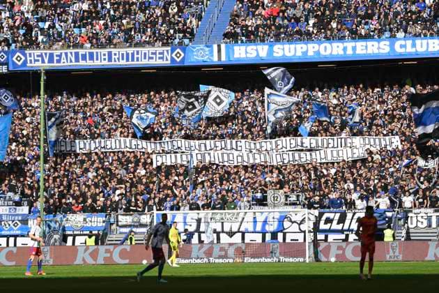 GER; 2. FBL,, Hamburger SV vs SC Paderborn 07 28.09.2024, Volksparkstadion, Hamburg, GER; 2. FBL, Hamburger SV vs SC Paderborn 07 im Bild Feature die Fans des HSV zeigen Plakate