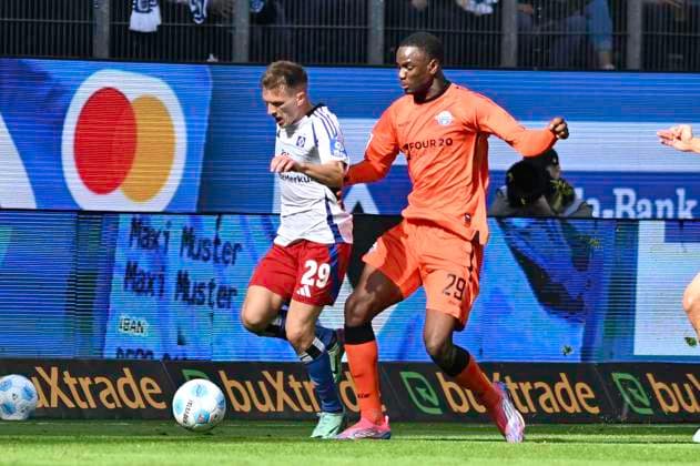 GER; 2. FBL,, Hamburger SV vs SC Paderborn 07 28.09.2024, Volksparkstadion, Hamburg, GER; 2. FBL, Hamburger SV vs SC Paderborn 07 im Bild Emir Sahiti (Hamburg 29) versucht sich gegen Ilyas Ansah (Paderborn 29) durchzusetzen