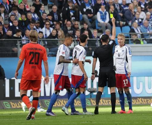 Schiedsrichter Florian Badstuebner zeigt Adam Karabec (HSV) die gelbe Karte Fussball, Herren, Saison 2024 2025, 2.BL, Volksparkstadion, Hamburger SV gegen SC Paderborn DFL REGULATIONS PROHIBIT ANY USE OF PHOTOGRAPHS AS IMAGE SEQUENCES AND OR QUASI-VIDEO.