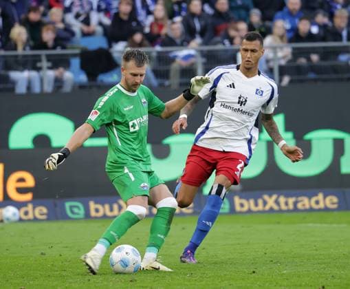 Pelle Boevink (SC Paderborn 07) gegen Davie Selke (HSV) Fussball, Herren, Saison 2024 2025, 2.BL, Volksparkstadion, Hamburger SV gegen SC Paderborn DFL REGULATIONS PROHIBIT ANY USE OF PHOTOGRAPHS AS IMAGE SEQUENCES AND OR QUASI-VIDEO.