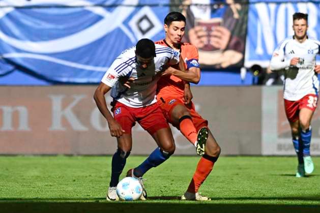 GER; 2. FBL,, Hamburger SV vs SC Paderborn 07 28.09.2024, Volksparkstadion, Hamburg, GER; 2. FBL, Hamburger SV vs SC Paderborn 07 im Bild Robert Glatzel (Hamburg 09) versucht sich gegen Raphael Obermair(Paderborn 23) durchzusetzen