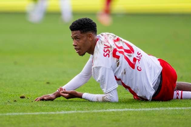 28.09.2024: Fußball, 2. Bundesliga: SSV Jahn Regensburg - 1. FC Kaiserslautern, Saison 2024 2025. Regensburgs Noah Ganaus liegt auf dem Boden. WICHTIGER HINWEIS: Gemäß den Vorgaben der DFL Deutsche Fußball Liga bzw. des DFB Deutscher Fußball-Bund ist es untersagt, in dem Stadion und oder vom Spiel angefertigte Fotoaufnahmen in Form von Sequenzbildern und oder videoähnlichen Fotostrecken zu verwerten bzw. verwerten zu lassen.