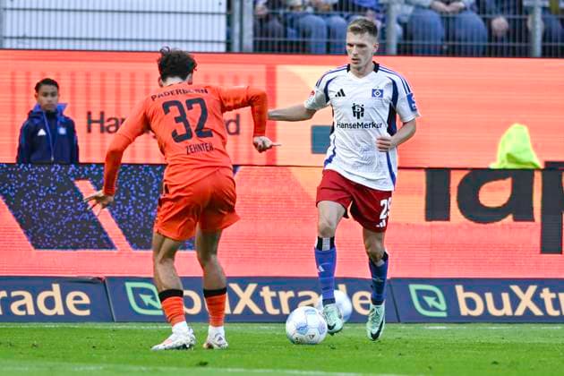 GER; 2. FBL,, Hamburger SV vs SC Paderborn 07 28.09.2024, Volksparkstadion, Hamburg, GER; 2. FBL, Hamburger SV vs SC Paderborn 07 im Bild Emir Sahiti (Hamburg 29) versucht sich gegen Aaron Zehnter (Paderborn 32) durchzusetzen