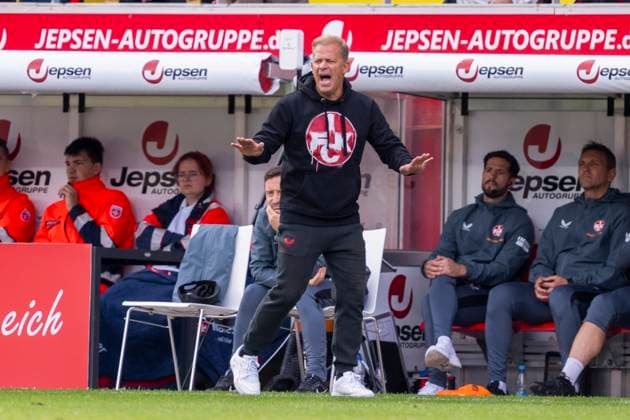 28.09.2024: Fußball, 2. Bundesliga: SSV Jahn Regensburg - 1. FC Kaiserslautern, Saison 2024 2025. Lautern Trainer Markus Anfang gibt Anweisungen. WICHTIGER HINWEIS: Gemäß den Vorgaben der DFL Deutsche Fußball Liga bzw. des DFB Deutscher Fußball-Bund ist es untersagt, in dem Stadion und oder vom Spiel angefertigte Fotoaufnahmen in Form von Sequenzbildern und oder videoähnlichen Fotostrecken zu verwerten bzw. verwerten zu lassen.